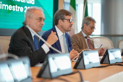 L'assessore allo Sviluppo economico di regione Lombardia Guido Guidesi alla conferenza stampa di presentazione dati andamento comparto edilizio 2025 e 2026, insieme a presidente Unioncamere Gian Domenico Auricchio e presidente Ance Lombardia