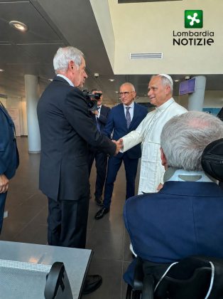 Bertolaso accoglie Papa Leone XIV al Cnao di Pavia durante la sua visita