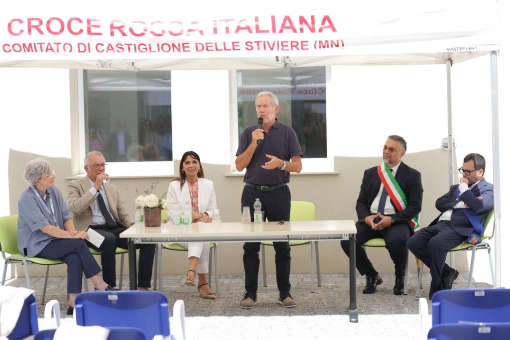 Nella foto l'assessore al Welfare di Regione Lombardia Guido Bertolaso all'inaugurazione della Casa di Comunità di Castiglione delle Stiviere (MN)