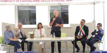 Nella foto l'assessore al Welfare di Regione Lombardia Guido Bertolaso all'inaugurazione della Casa di Comunità di Castiglione delle Stiviere (MN)