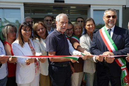 Nella foto l'assessore al Welfare di Regione Lombardia Guido Bertolaso all'inaugurazione della Casa di Comunità di Castiglione delle Stiviere (MN)
