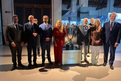 L’assessore regionale alla Cultura, Francesca Caruso, è intervenuta all’inaugurazione della mostra su Tazio Nuvolari a Palazzo Te. Accanto a lei anche il presidente dell’Automobile club d’Italia, Geronimo La Russa