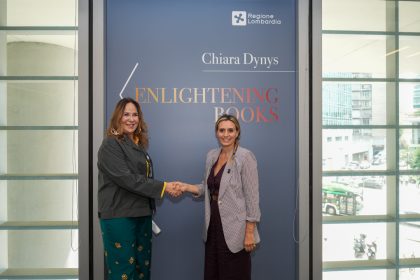 L’assessore regionale alla Cultura Francesca Caruso insieme all’artista Chiara Dynys al lancio dell’installazione ‘Enlightening Books’, composta da gruppi di libri in vetro dipinti a mano e illuminati da led