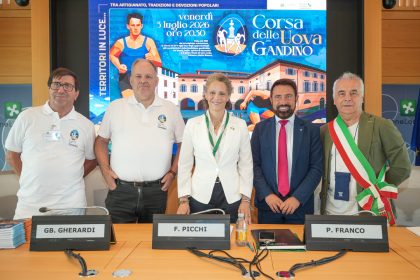 Corsa delle uova Gandino, foto di gruppo del comitato organizzativo durante la conferenza stampa dell'evento con Picchi, Franco e sindaco di Gandino Servalli