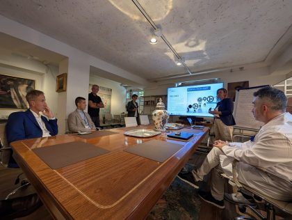 L'assessore a Università, Ricerca e Innovazione Alessandro fermi durante il tour aziende a Como, alla Salars spa, azienda farmaceutica innovativa