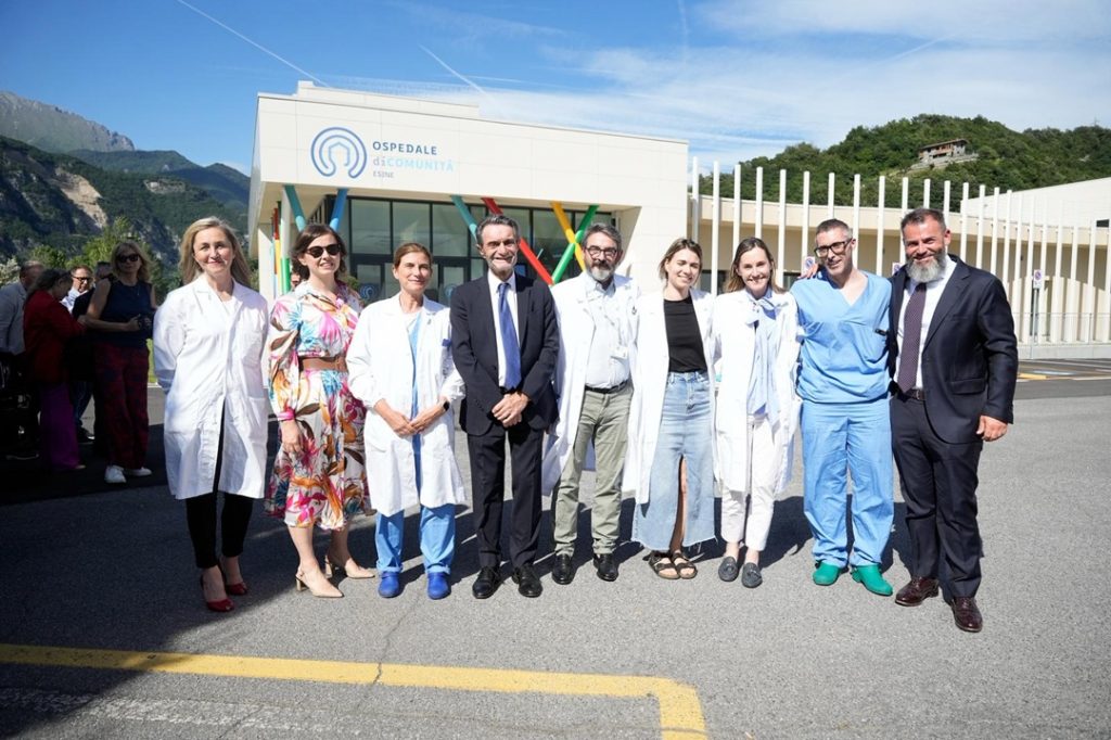 In foto il presidente della Regione Lombardia Attilio Fontana in visita all'ospedale di Comunità di Esine