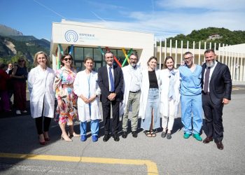 In foto il presidente della Regione Lombardia Attilio Fontana in visita all'ospedale di Comunità di Esine