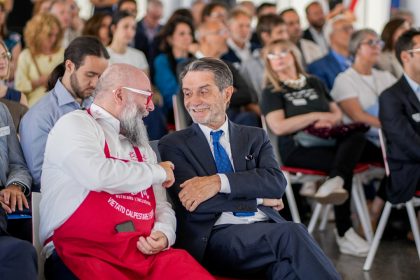 Il presidente della Regione Lombardia, Attilio Fontana, e il fondatore di PizzAut, Nico Acampora, partecipano all’assemblea annuale dei soci di Assogiocattoli