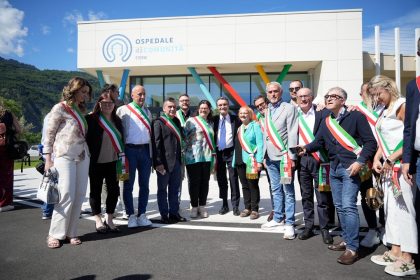 In foto il presidente della Regione Lombardia Attilio Fontana in visita all'ospedale di Comunità di Esine
