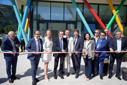 In foto il presidente della Regione Lombardia Attilio Fontana in visita all'ospedale di Comunità di Esine con gli assessori regionali Simona Tironi e Giorgio Maione