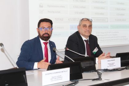 L'assessore alla Casa e all'Hosing sociale Paolo Franco alla tappa bergamasca del tour per promuovere misure per dare alloggi a lavoratori e famiglie