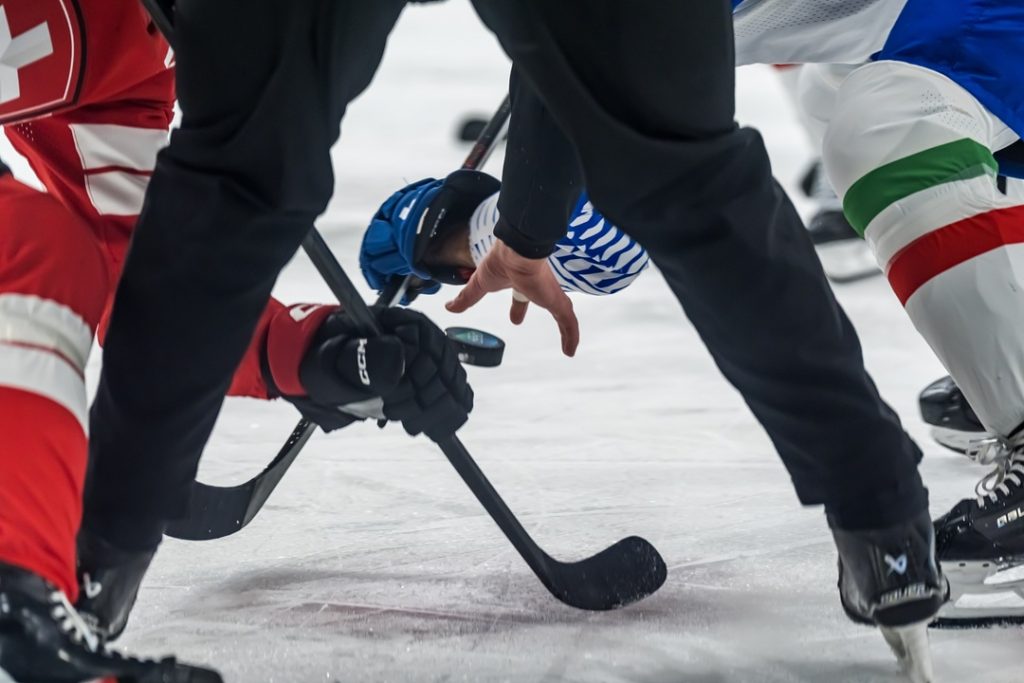 Un momento sportivo all'Ice Hockey Arena di Rho durante le Olimpiadi invernali Milano Cortina 2026