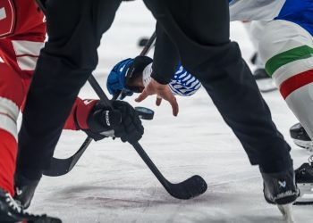 Un momento sportivo all'Ice Hockey Arena di Rho durante le Olimpiadi invernali Milano Cortina 2026