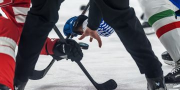 Un momento sportivo all'Ice Hockey Arena di Rho durante le Olimpiadi invernali Milano Cortina 2026