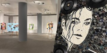 L'arte nel riciclo mostra Isolaset, dettagli sull'opera di Michael Jackson nella mostra ecosostenibile a Palazzo Lombardia