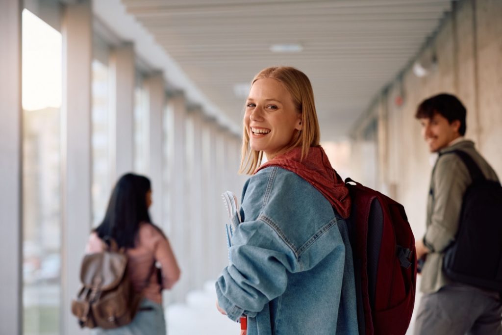 In foto una giovane studentessa sorridente: Regione Lombardia aggiorna la programmazione dell’offerta formativa degli Its Academy per il triennio 2025-2027