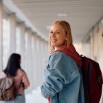 In foto una giovane studentessa sorridente: Regione Lombardia aggiorna la programmazione dell’offerta formativa degli Its Academy per il triennio 2025-2027