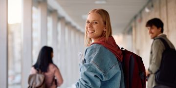In foto una giovane studentessa sorridente: Regione Lombardia aggiorna la programmazione dell’offerta formativa degli Its Academy per il triennio 2025-2027