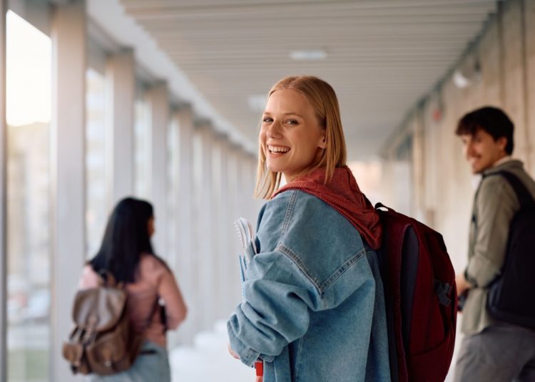 In foto una giovane studentessa sorridente: Regione Lombardia aggiorna la programmazione dell’offerta formativa degli Its Academy per il triennio 2025-2027