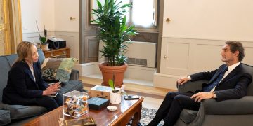 In foto il presidente del Consiglio dei Ministri Giorgia Meloni col il presidente della Regione Lombardia Attilio Fontana