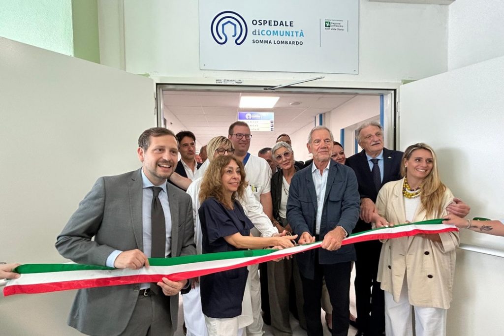Ospedale Comunità Somma Lombardo inaugurazione, il taglio del nastro con le operatori sanitari, Bertolaso e Caruso