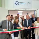 Ospedale Comunità Somma Lombardo inaugurazione, il taglio del nastro con le operatori sanitari, Bertolaso e Caruso