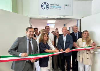 Ospedale Comunità Somma Lombardo inaugurazione, il taglio del nastro con le operatori sanitari, Bertolaso e Caruso