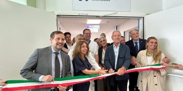 Ospedale Comunità Somma Lombardo inaugurazione, il taglio del nastro con le operatori sanitari, Bertolaso e Caruso