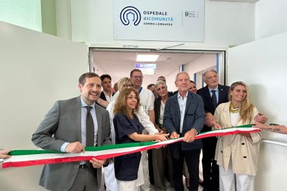 Ospedale Comunità Somma Lombardo inaugurazione, il taglio del nastro con le operatori sanitari, Bertolaso e Caruso