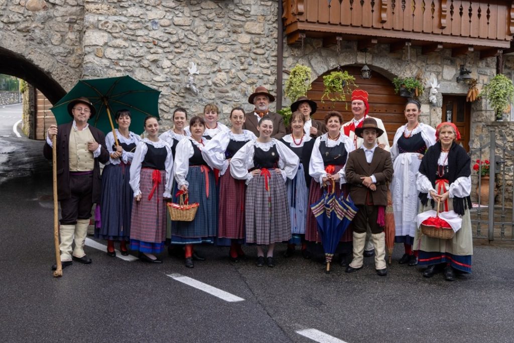 Il borgo bergamasco di Parre in Valseriana, nominato 'Città del folklore 2026' con un ricco calendario di celebrazioni compreso lo spettacolo dei gruppi folcloristici in abiti d'epoca (in foto).