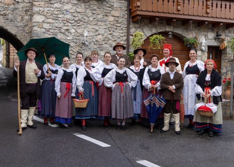 Il borgo bergamasco di Parre in Valseriana, nominato 'Città del folklore 2026' con un ricco calendario di celebrazioni compreso lo spettacolo dei gruppi folcloristici in abiti d'epoca (in foto).