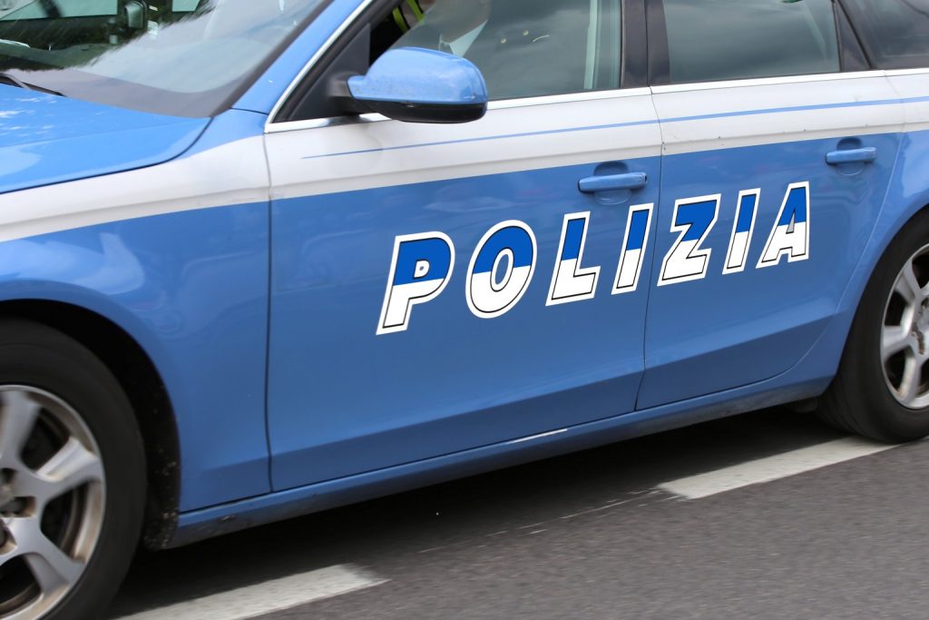 In foto una macchina della Polizia di Stato: grazie al tempestivo intervento degli agenti è stato bloccato l’uomo che ha tentato di strangolare dei bambini a Brescia