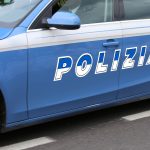 In foto una macchina della Polizia di Stato: grazie al tempestivo intervento degli agenti è stato bloccato l’uomo che ha tentato di strangolare dei bambini a Brescia