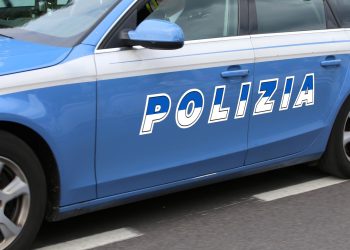 In foto una macchina della Polizia di Stato: grazie al tempestivo intervento degli agenti è stato bloccato l’uomo che ha tentato di strangolare dei bambini a Brescia