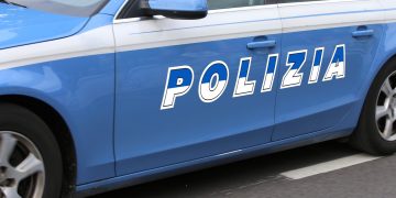 In foto una macchina della Polizia di Stato: grazie al tempestivo intervento degli agenti è stato bloccato l’uomo che ha tentato di strangolare dei bambini a Brescia