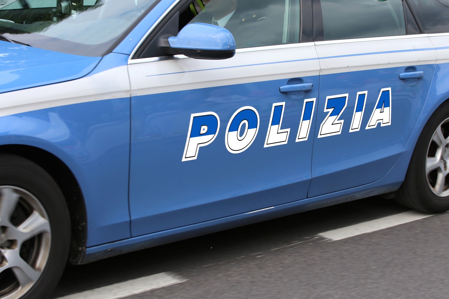 In foto una macchina della Polizia di Stato: grazie al tempestivo intervento degli agenti è stato bloccato l’uomo che ha tentato di strangolare dei bambini a Brescia