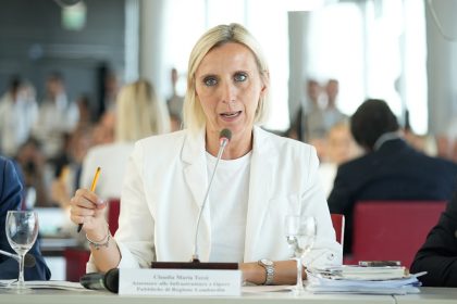 La Giunta regionale, su proposta dell'assessore alle Infrastrutture e Opere pubbliche Claudia Maria Terzi, di concerto con l'assessore ai Trasporti e Mobilità sostenibile Franco Lucente, mette in campo 5,3 milioni di euro per valorizzare i laghi lombardi attraverso 14 nuovi interventi infrastrutturali