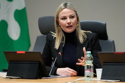 Assessore Simona Tironi durante un suo intervento, immagine utilizzata per articolo nuovi corsi di formazione professionale a Montichiari