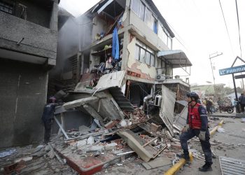 Una foto del violento terremoto in Venezuela: Regione Lombardia pronta a fare la sua parte in caso di bisogno di aiuti (foto Ansa)