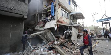 Una foto del violento terremoto in Venezuela: Regione Lombardia pronta a fare la sua parte in caso di bisogno di aiuti (foto Ansa)