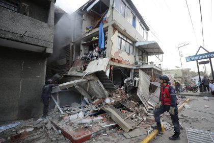 Una foto del violento terremoto in Venezuela: Regione Lombardia pronta a fare la sua parte in caso di bisogno di aiuti (foto Ansa)