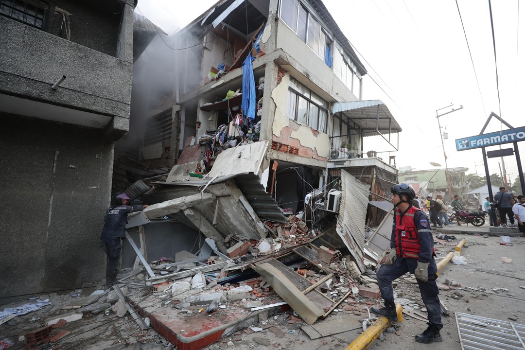 Una foto del violento terremoto in Venezuela: Regione Lombardia pronta a fare la sua parte in caso di bisogno di aiuti (foto Ansa)