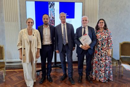 L'arte in comune, Regione Lombardia in prima linea per le opere dimenticate. Foto di gruppo della conferenza di presentazione dell'iniziativa.