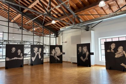 La conferenza stampa della mostra fotografica 'Women for women against the violence' che parla di tematiche di tumore al seno e violenza di genere. L'immagine ritrae alcuni ritratti delle donne che si sono prestate per il progetto