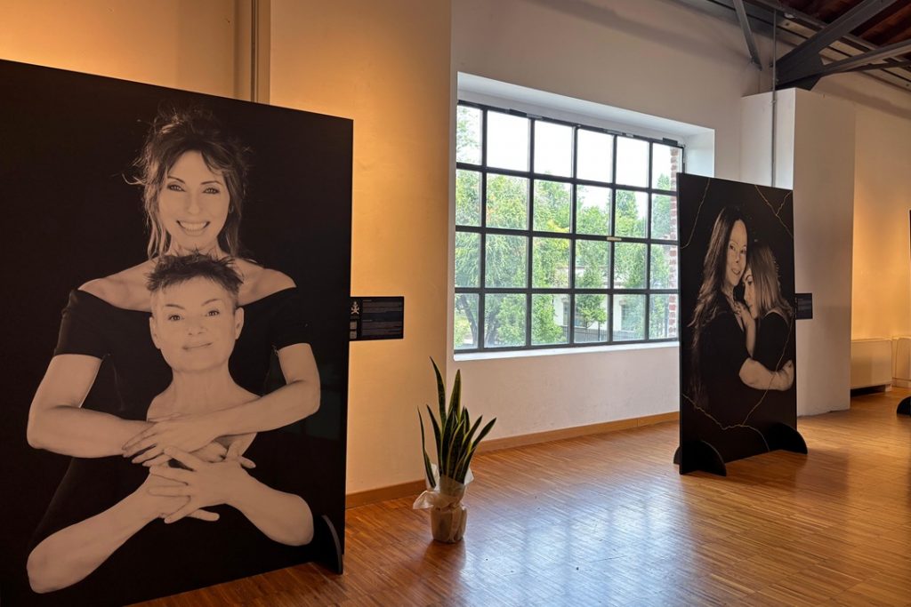 La conferenza stampa della mostra fotografica 'Women for women against the violence' che parla di tematiche di tumore al seno e violenza di genere. L'immagine ritrae alcuni ritratti delle donne che si sono prestate per il progetto