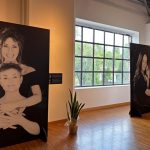 La conferenza stampa della mostra fotografica 'Women for women against the violence' che parla di tematiche di tumore al seno e violenza di genere. L'immagine ritrae alcuni ritratti delle donne che si sono prestate per il progetto
