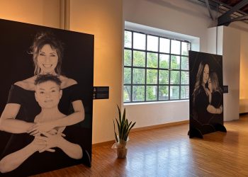 La conferenza stampa della mostra fotografica 'Women for women against the violence' che parla di tematiche di tumore al seno e violenza di genere. L'immagine ritrae alcuni ritratti delle donne che si sono prestate per il progetto