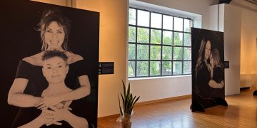 La conferenza stampa della mostra fotografica 'Women for women against the violence' che parla di tematiche di tumore al seno e violenza di genere. L'immagine ritrae alcuni ritratti delle donne che si sono prestate per il progetto