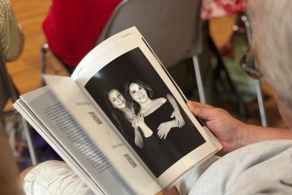 La conferenza stampa della mostra fotografica 'Women for women against the violence' che parla di tematiche di tumore al seno e violenza di genere. L'immagine ritrae alcuni ritratti delle donne che si sono prestate per il progetto