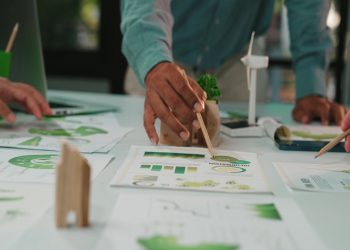 immagine di riunione per dare idea su autorizzazioni progetti green e valutazione di impatto ambientale